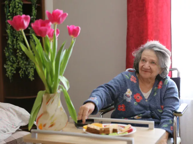 Догляд за літніми в будинку для літніх людей