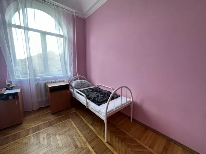 Спальна кімната в будинку престарілих